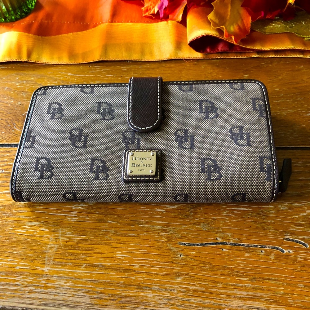 Dooney & Bourke wallet